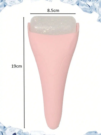 Massage rafraîchissant du visage avec rouleau