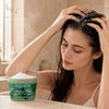 Application du gommage purifiant sur le cuir chevelu