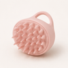 Brosse de massage du cuir chevelu en silicone rose poudré LYN Beauty sur fond clair