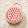 Gros plan des picots souples de la brosse de massage du cuir chevelu LYN Beauty