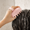 Brosse de massage du cuir chevelu LYN Beauty utilisée sur cheveux mouillés sous la douche